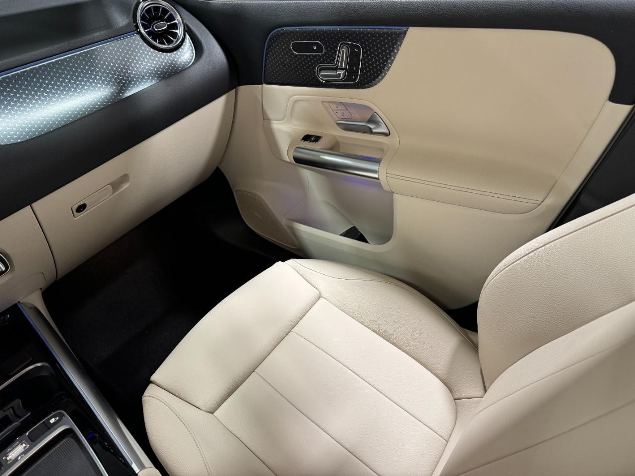 Mercedes-Benz GLA Vehicle Full-screen Gallery Image 17