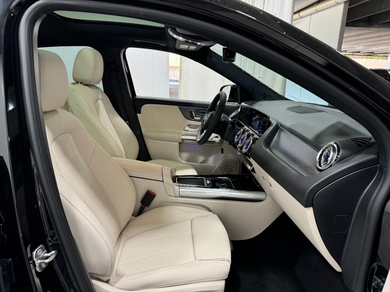 Mercedes-Benz GLA Vehicle Full-screen Gallery Image 18