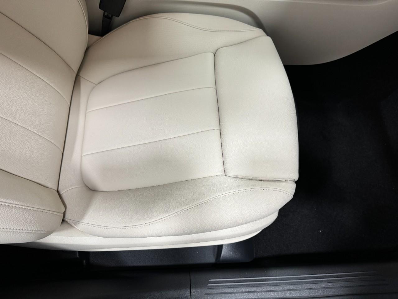 Mercedes-Benz GLA Vehicle Full-screen Gallery Image 19