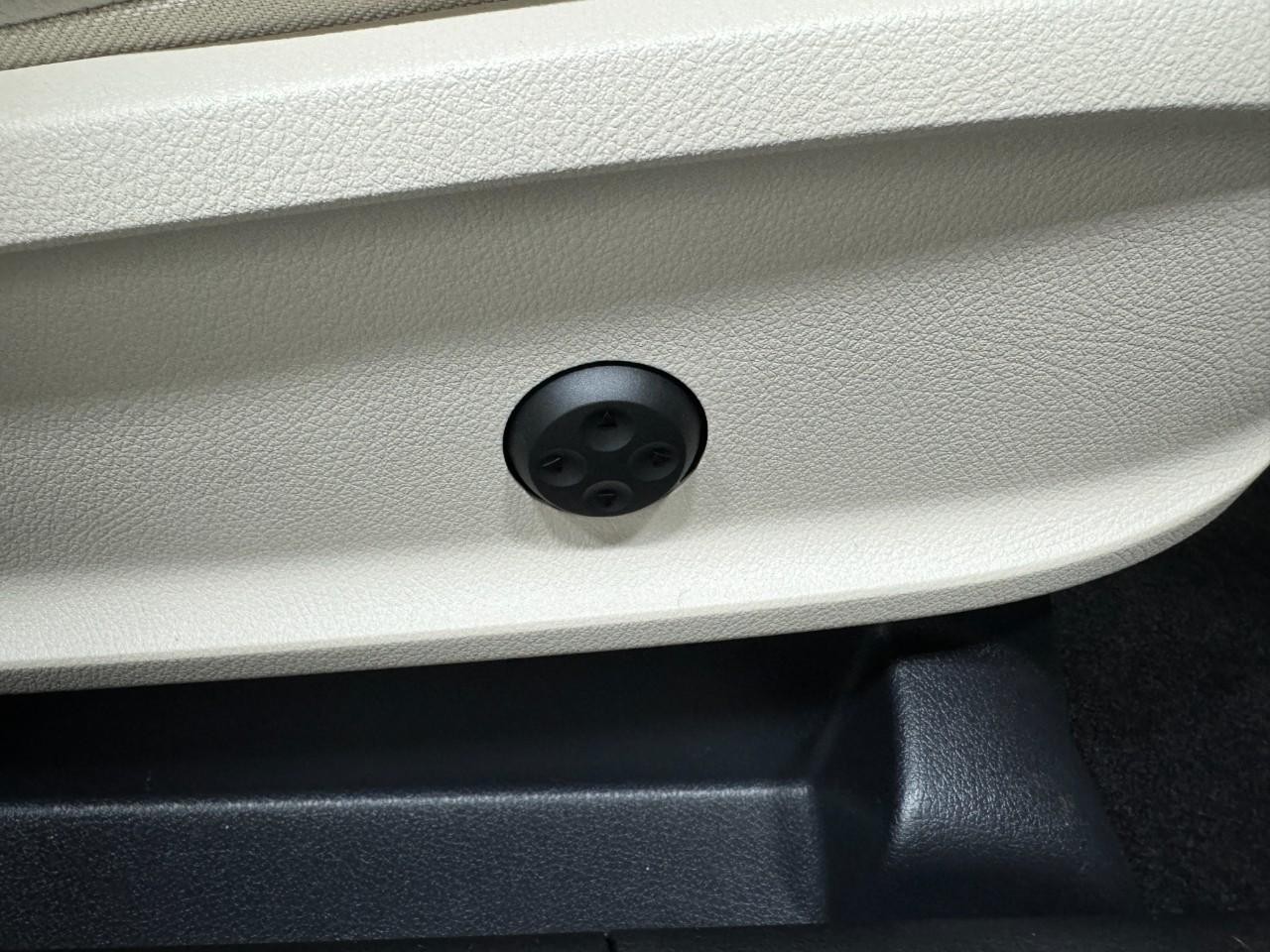 Mercedes-Benz GLA Vehicle Full-screen Gallery Image 20