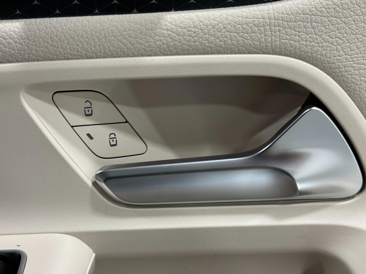 Mercedes-Benz GLA Vehicle Full-screen Gallery Image 22