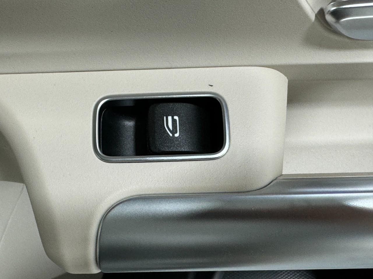 Mercedes-Benz GLA Vehicle Full-screen Gallery Image 23