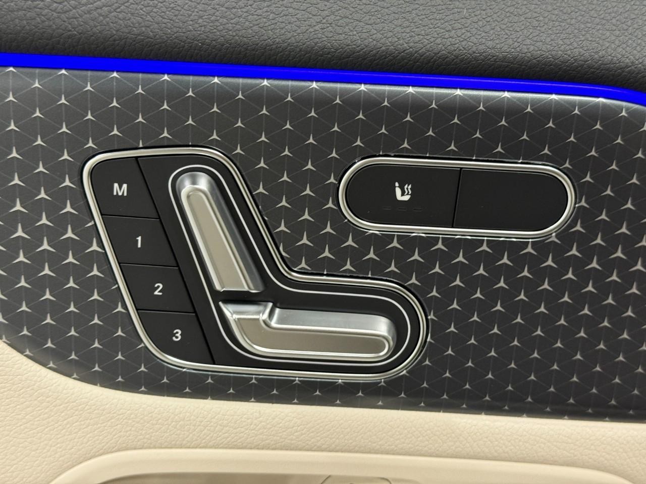 Mercedes-Benz GLA Vehicle Full-screen Gallery Image 24