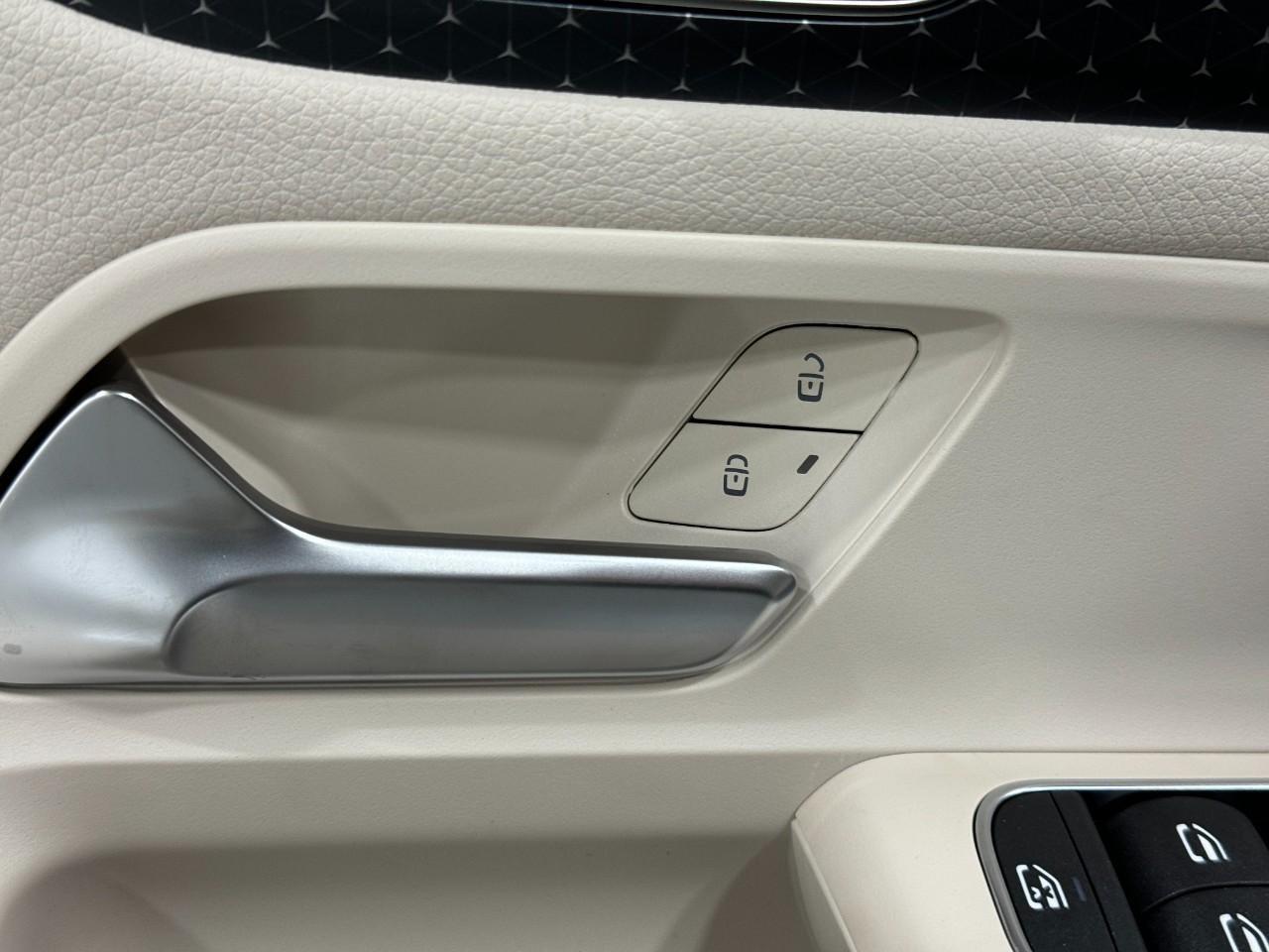 Mercedes-Benz GLA Vehicle Full-screen Gallery Image 25