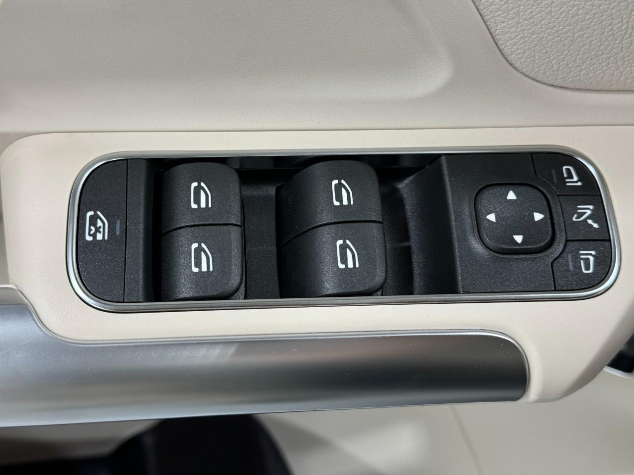 Mercedes-Benz GLA Vehicle Full-screen Gallery Image 26