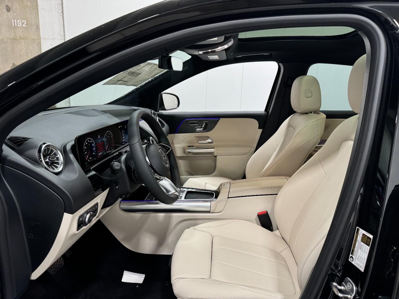 Mercedes-Benz GLA Vehicle Full-screen Gallery Image 28