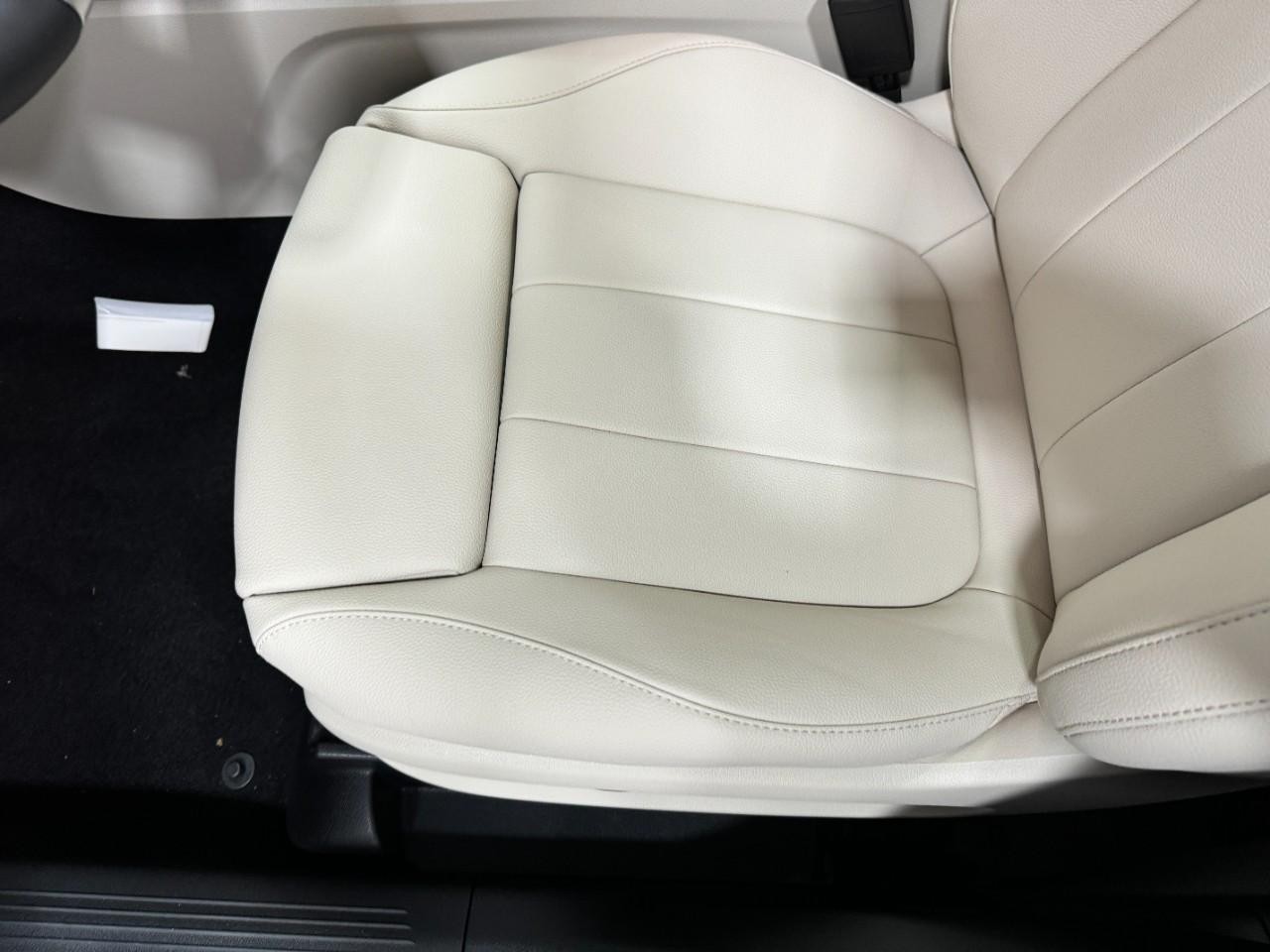 Mercedes-Benz GLA Vehicle Full-screen Gallery Image 29