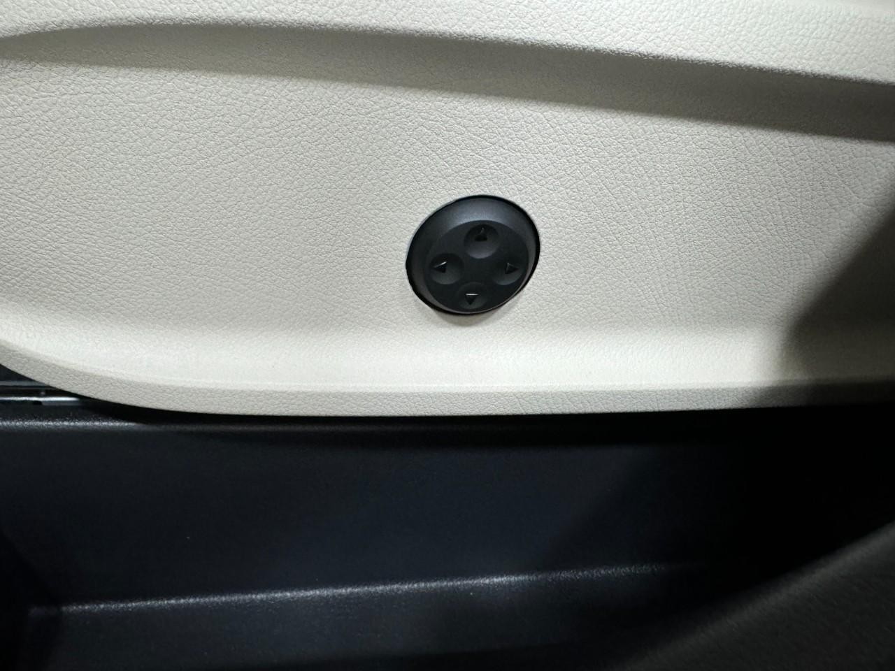 Mercedes-Benz GLA Vehicle Full-screen Gallery Image 30