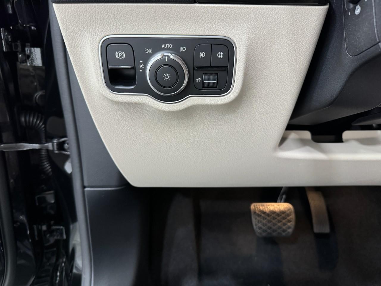 Mercedes-Benz GLA Vehicle Full-screen Gallery Image 31