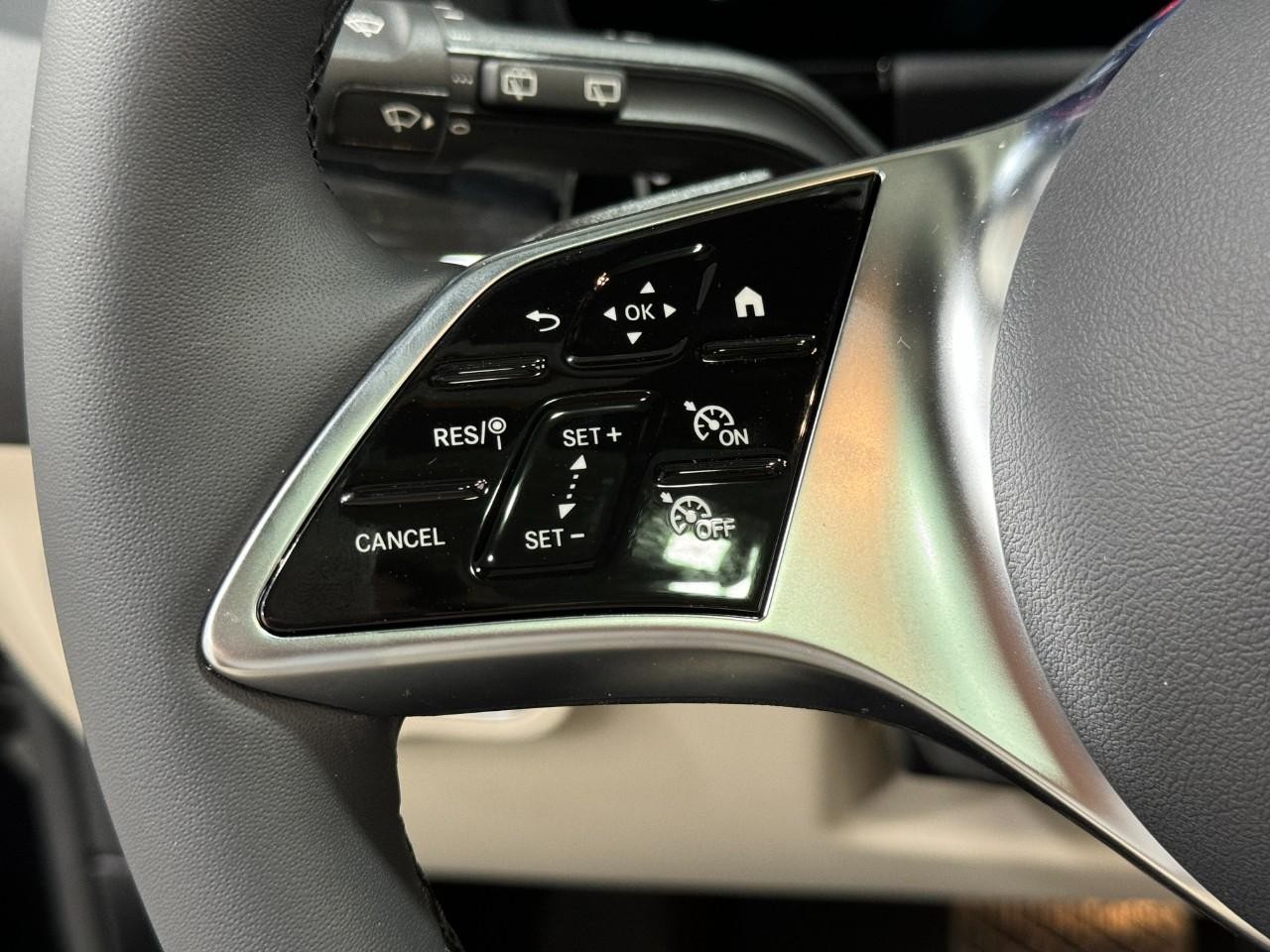 Mercedes-Benz GLA Vehicle Full-screen Gallery Image 32