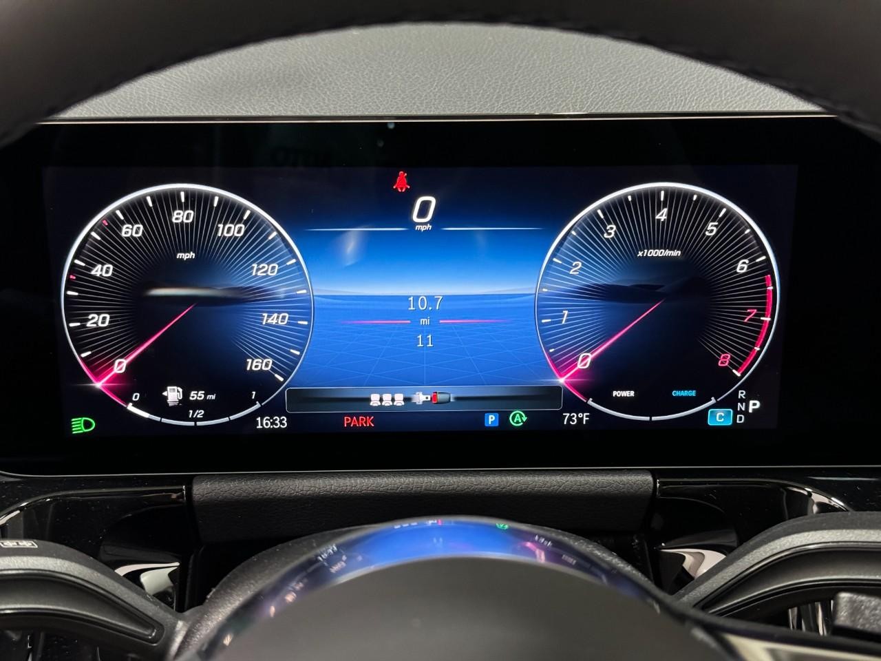 Mercedes-Benz GLA Vehicle Full-screen Gallery Image 34