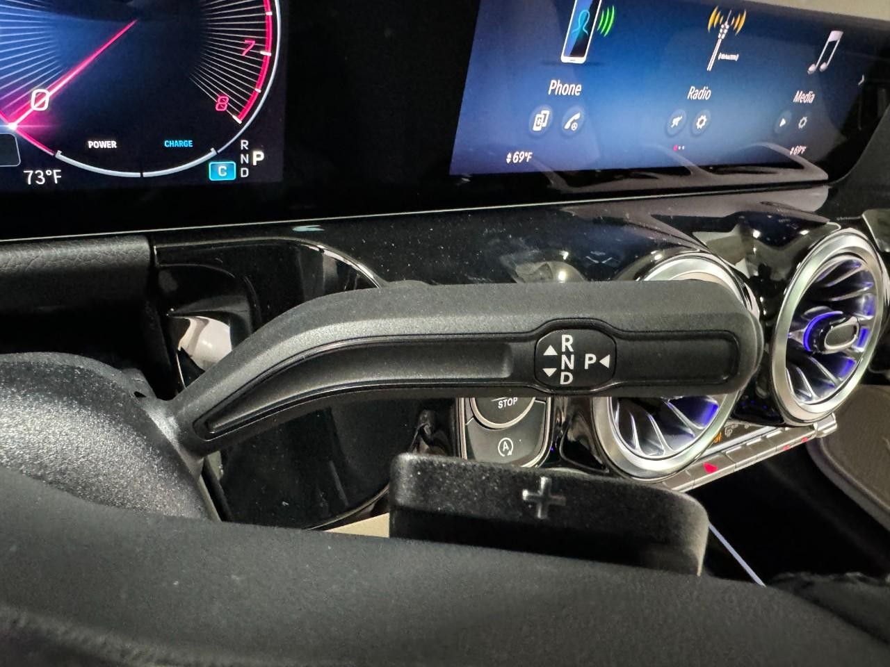 Mercedes-Benz GLA Vehicle Full-screen Gallery Image 35