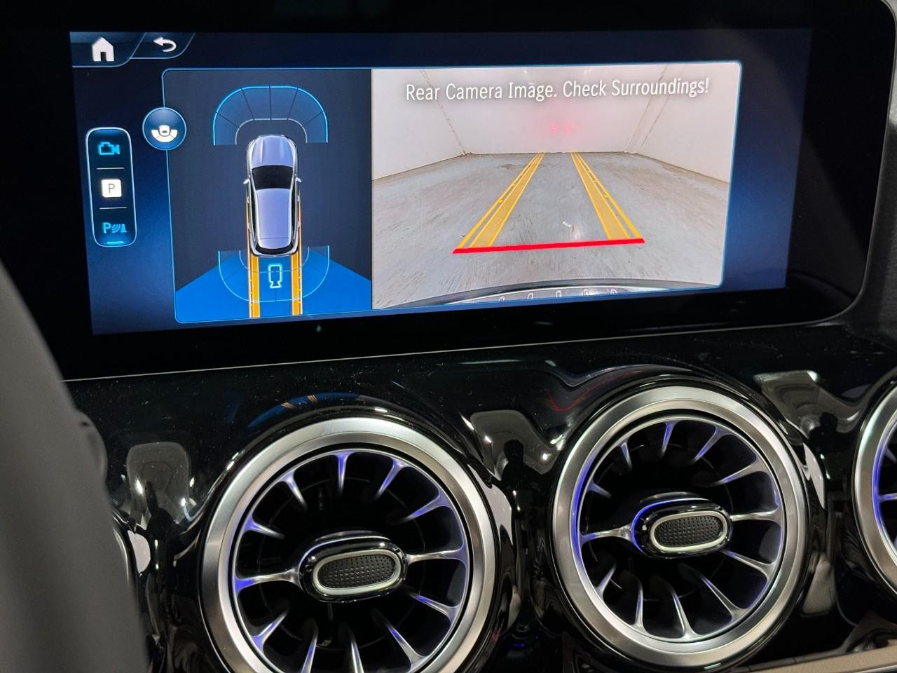 Mercedes-Benz GLA Vehicle Full-screen Gallery Image 36