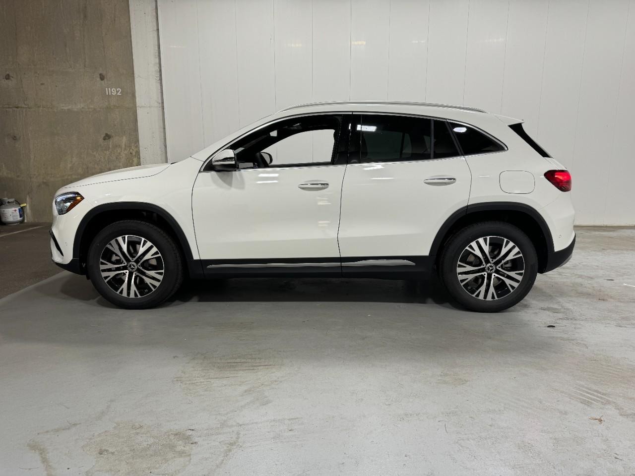 Mercedes-Benz GLA Vehicle Full-screen Gallery Image 2