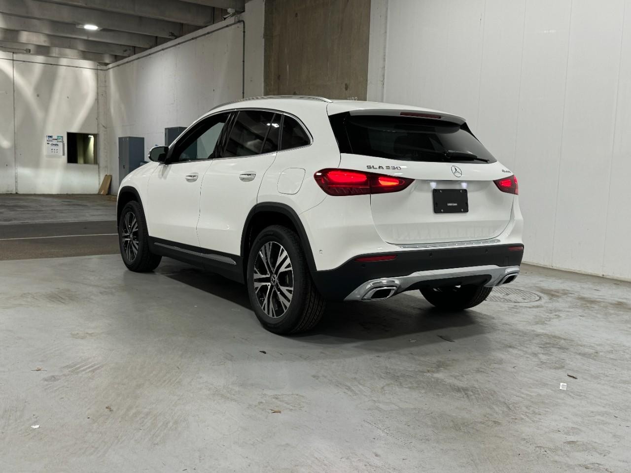 Mercedes-Benz GLA Vehicle Full-screen Gallery Image 3