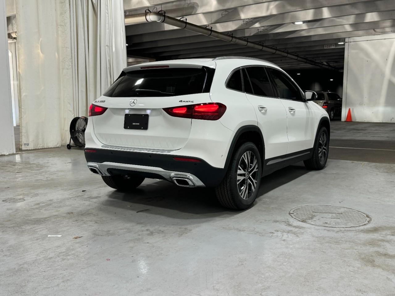 Mercedes-Benz GLA Vehicle Full-screen Gallery Image 4