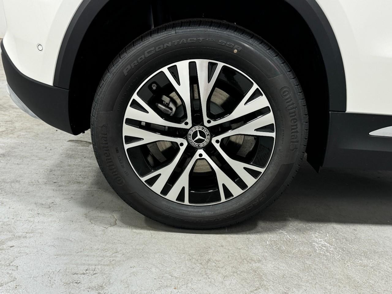 Mercedes-Benz GLA Vehicle Full-screen Gallery Image 5