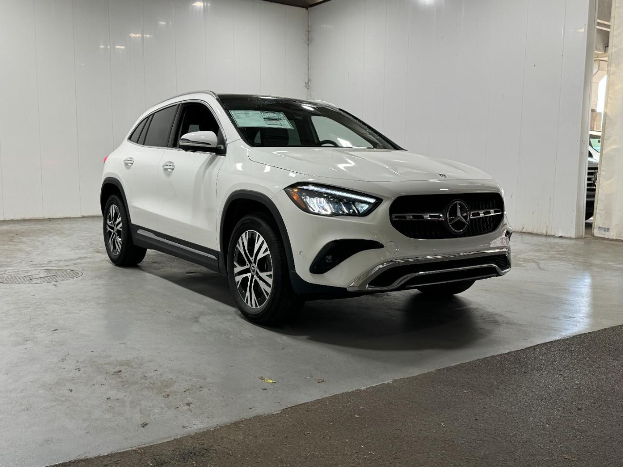 Mercedes-Benz GLA Vehicle Full-screen Gallery Image 6