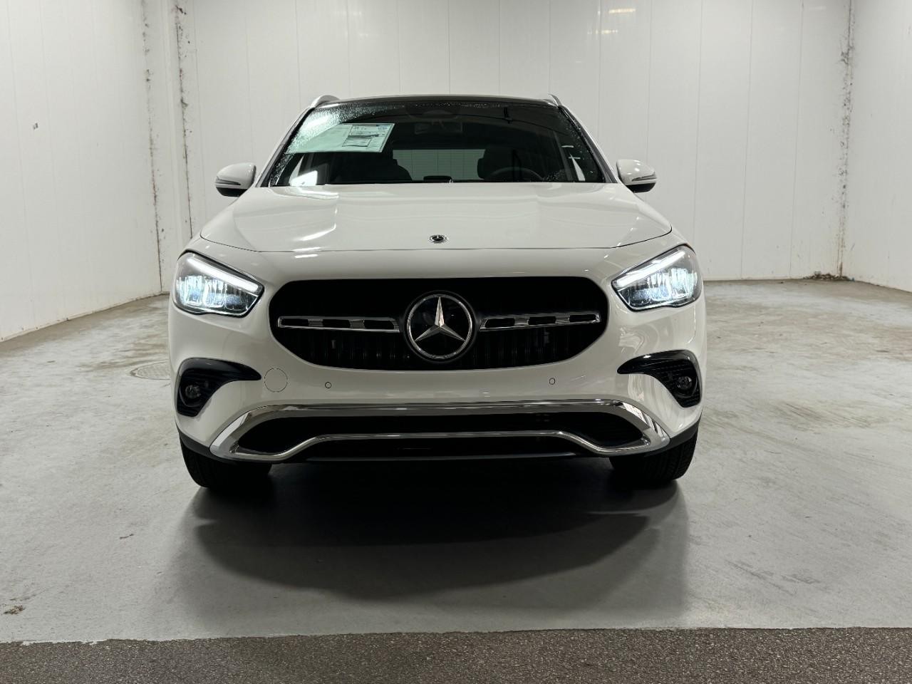 Mercedes-Benz GLA Vehicle Full-screen Gallery Image 7