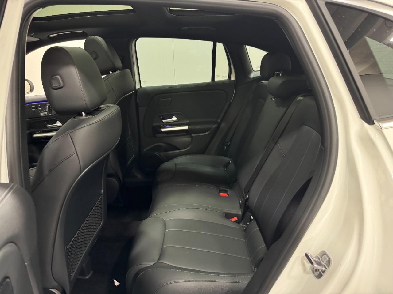 Mercedes-Benz GLA Vehicle Full-screen Gallery Image 8