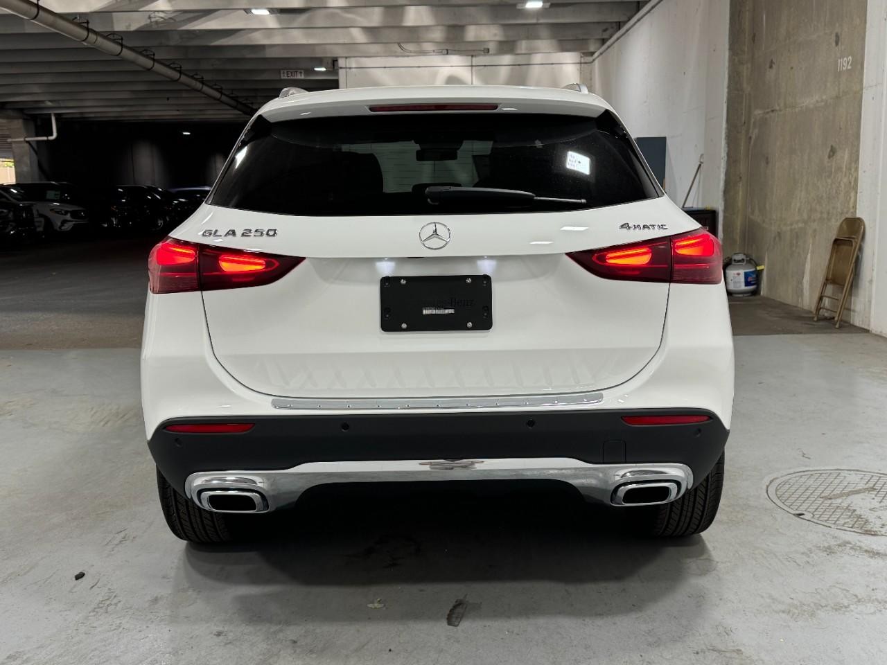 Mercedes-Benz GLA Vehicle Full-screen Gallery Image 9