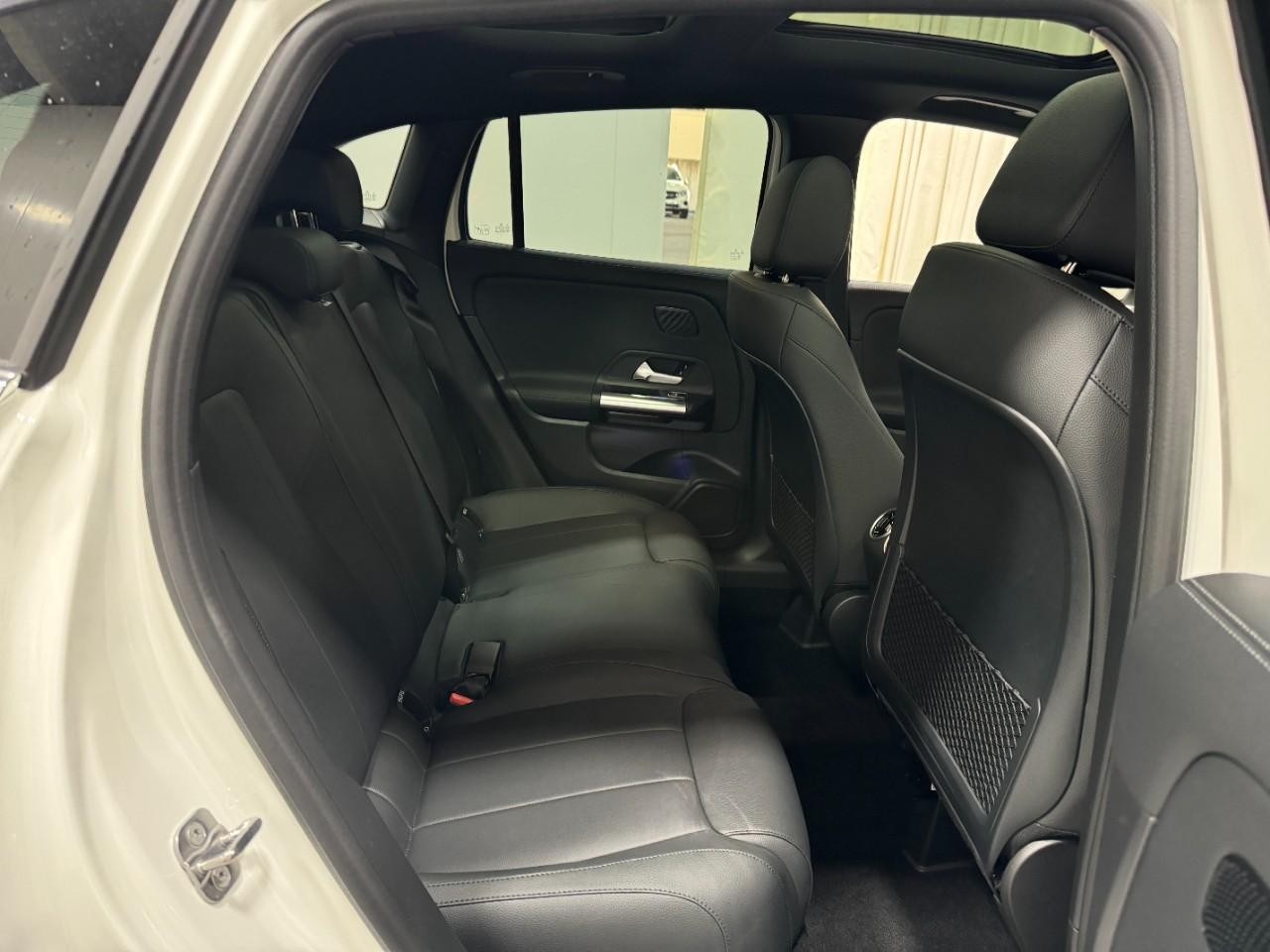 Mercedes-Benz GLA Vehicle Full-screen Gallery Image 10