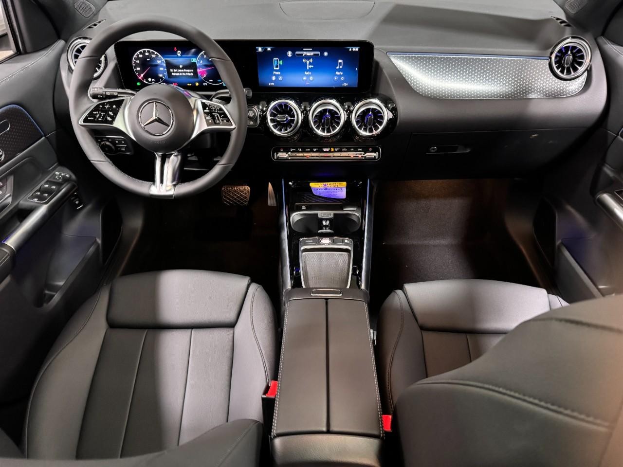 Mercedes-Benz GLA Vehicle Full-screen Gallery Image 12