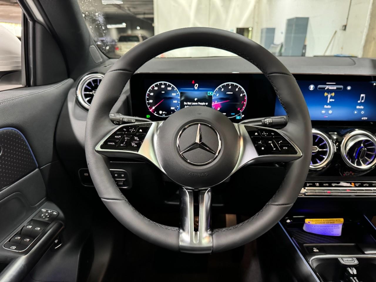 Mercedes-Benz GLA Vehicle Full-screen Gallery Image 13