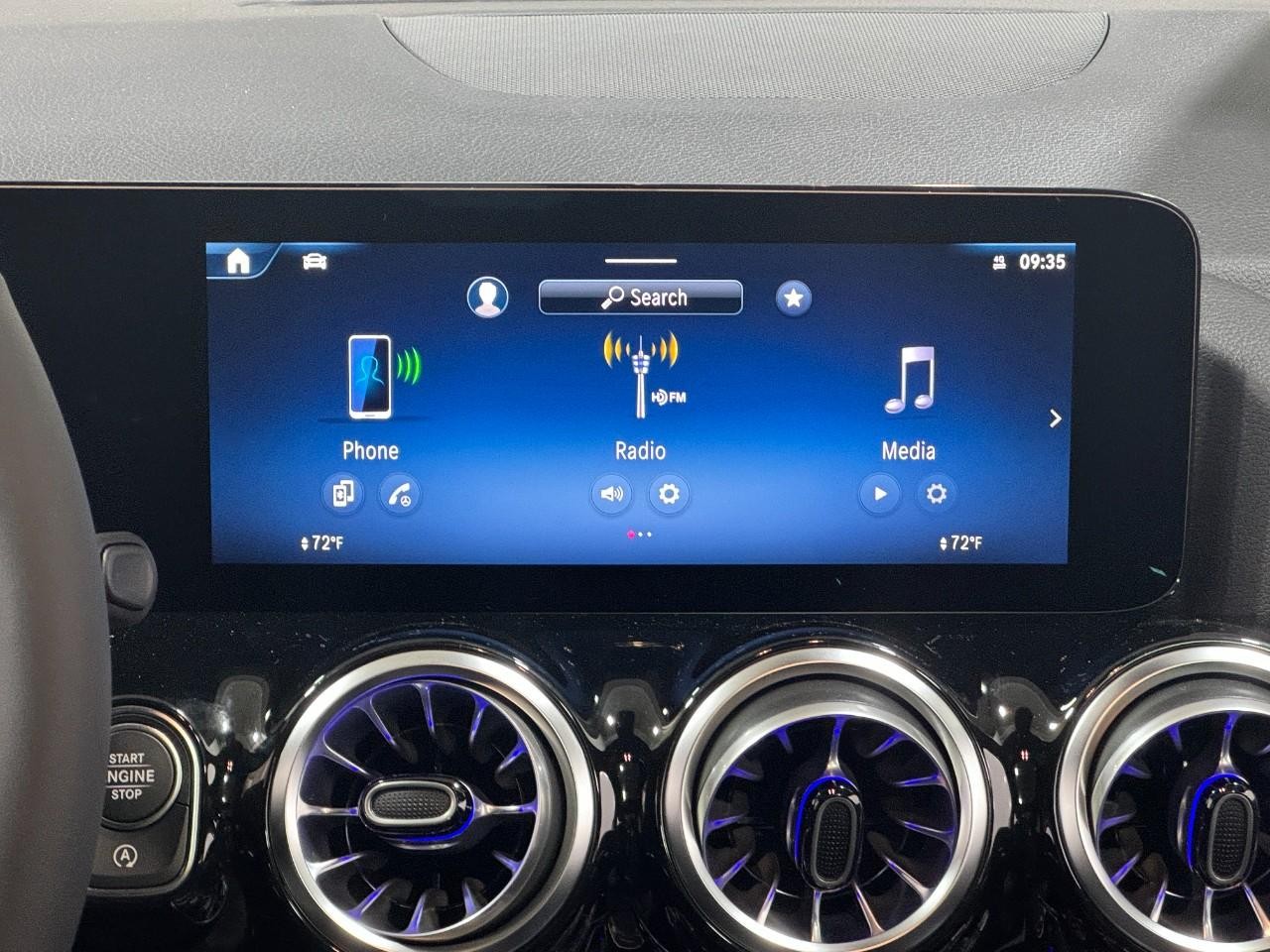 Mercedes-Benz GLA Vehicle Full-screen Gallery Image 14