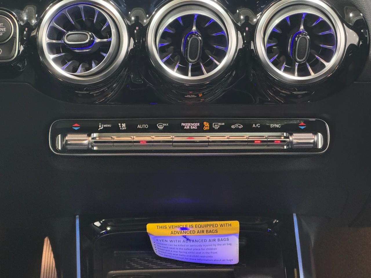 Mercedes-Benz GLA Vehicle Full-screen Gallery Image 15