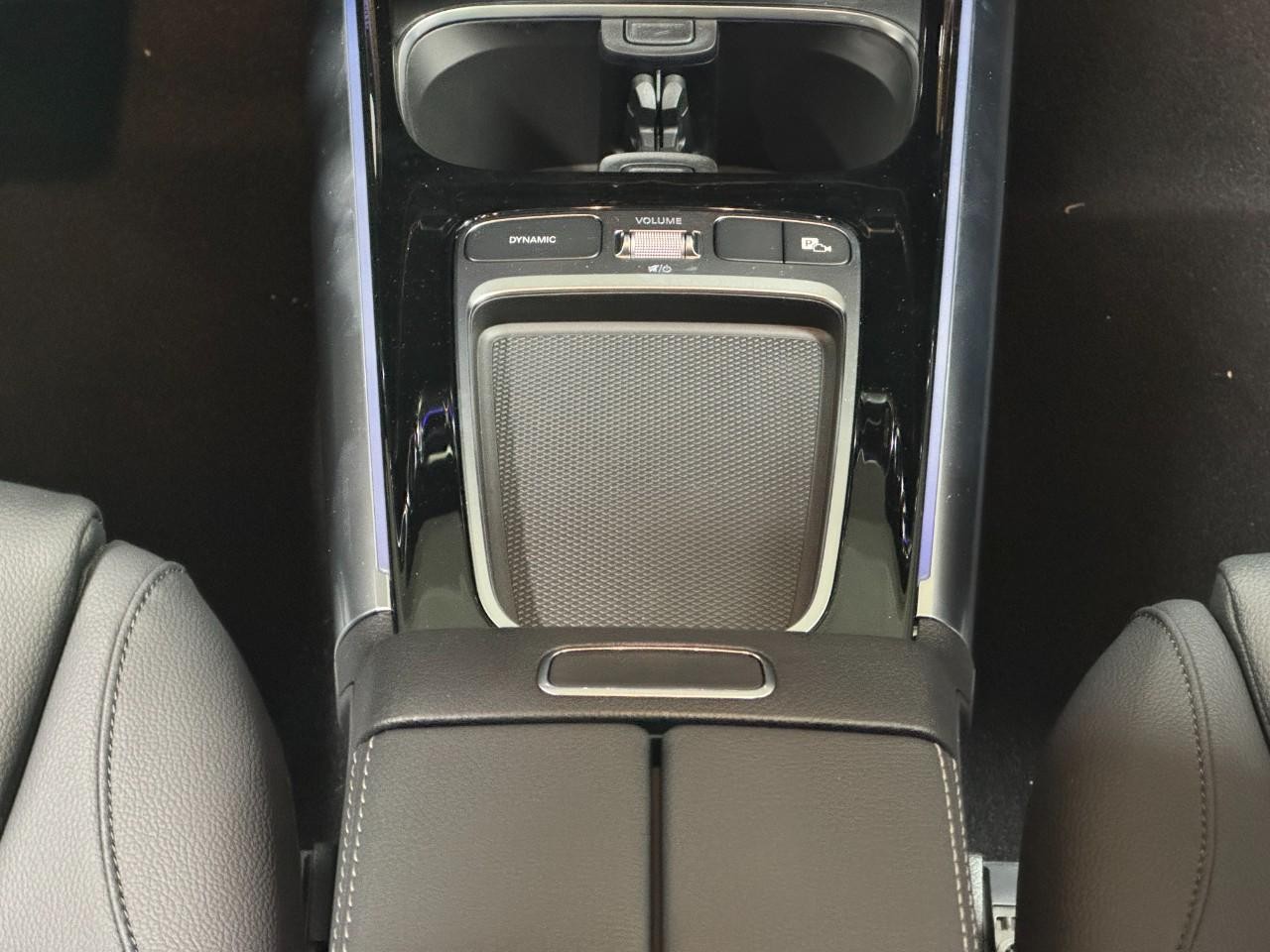 Mercedes-Benz GLA Vehicle Full-screen Gallery Image 16