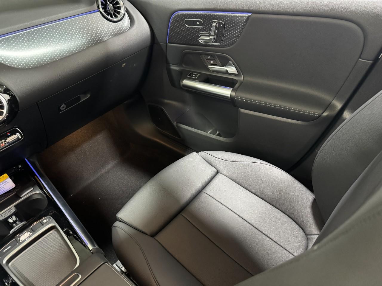 Mercedes-Benz GLA Vehicle Full-screen Gallery Image 17