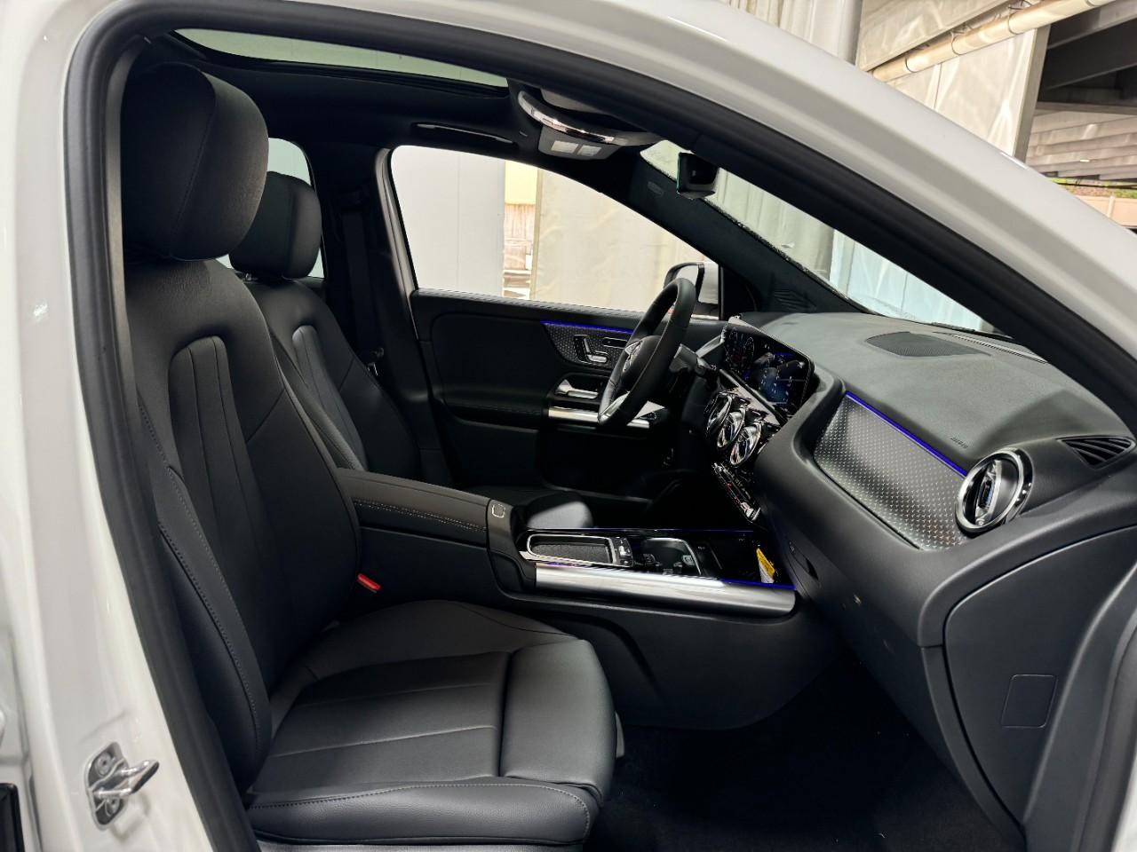 Mercedes-Benz GLA Vehicle Full-screen Gallery Image 18