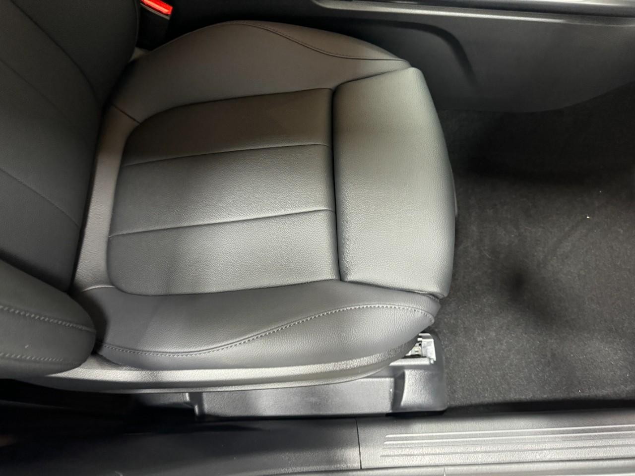 Mercedes-Benz GLA Vehicle Full-screen Gallery Image 19