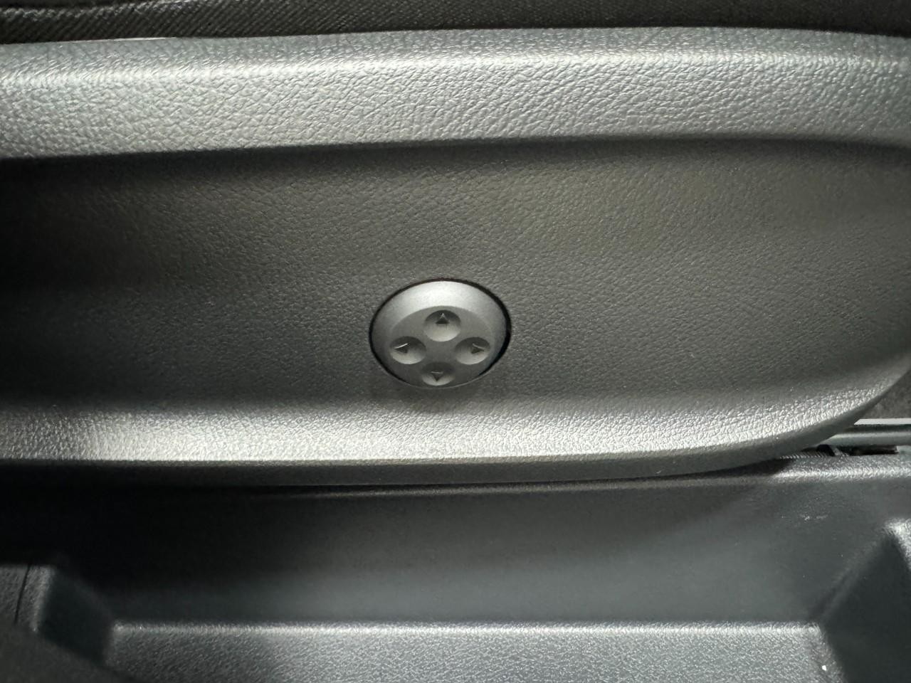 Mercedes-Benz GLA Vehicle Full-screen Gallery Image 20