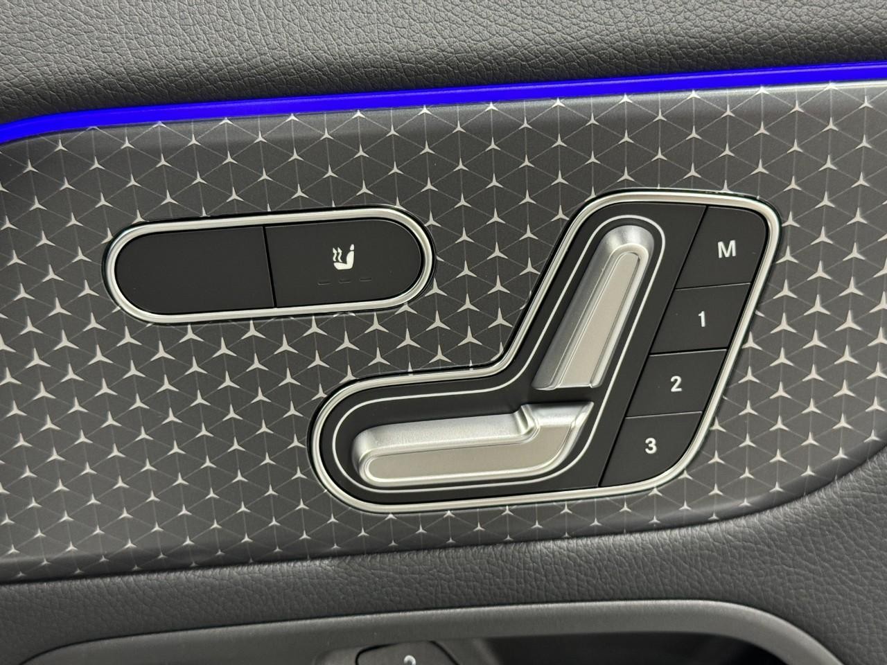 Mercedes-Benz GLA Vehicle Full-screen Gallery Image 21