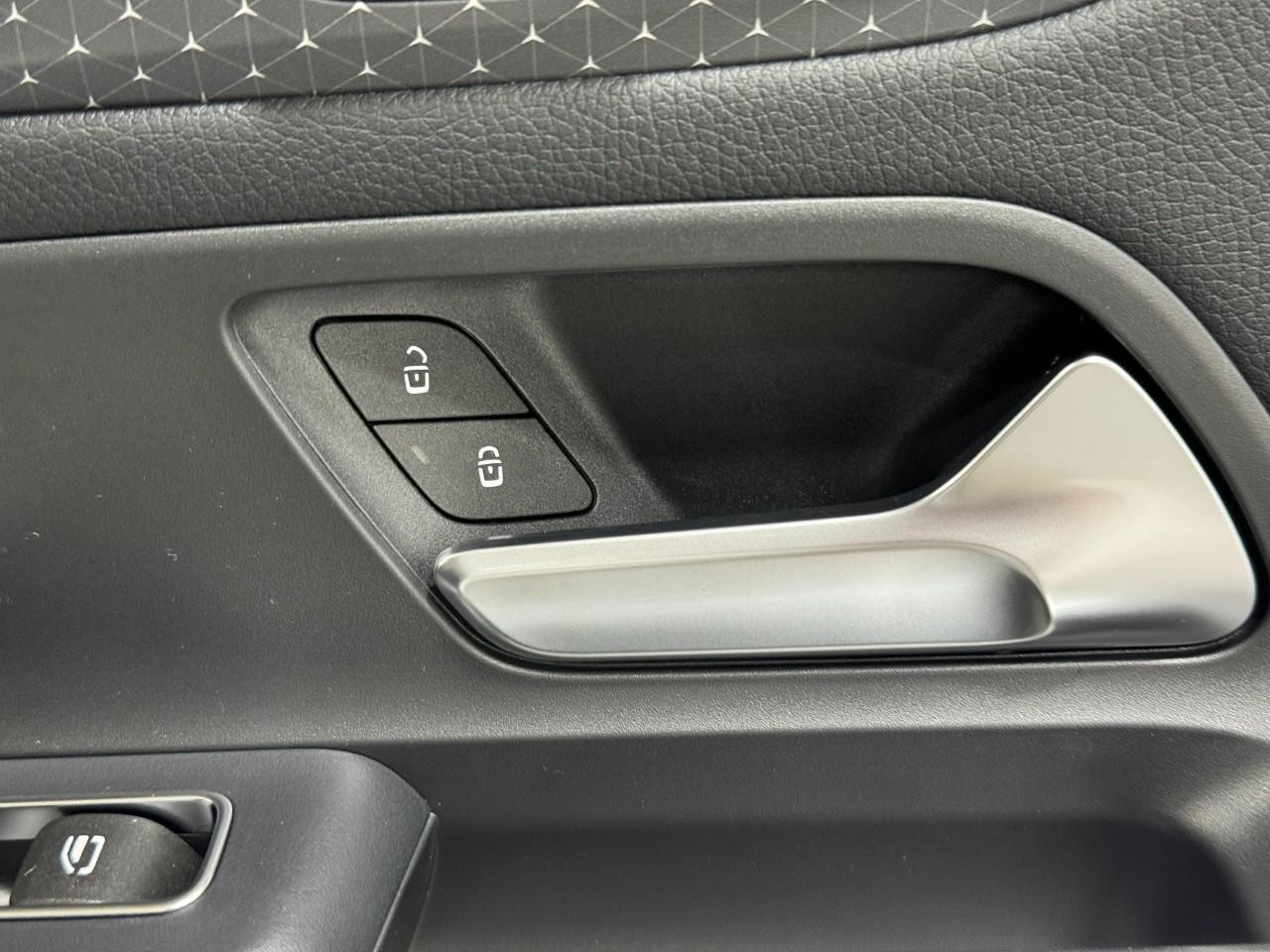 Mercedes-Benz GLA Vehicle Full-screen Gallery Image 22