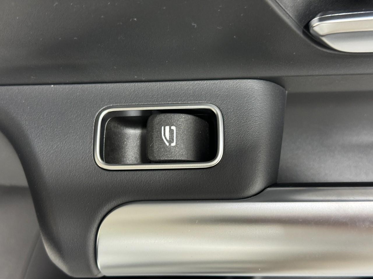 Mercedes-Benz GLA Vehicle Full-screen Gallery Image 23