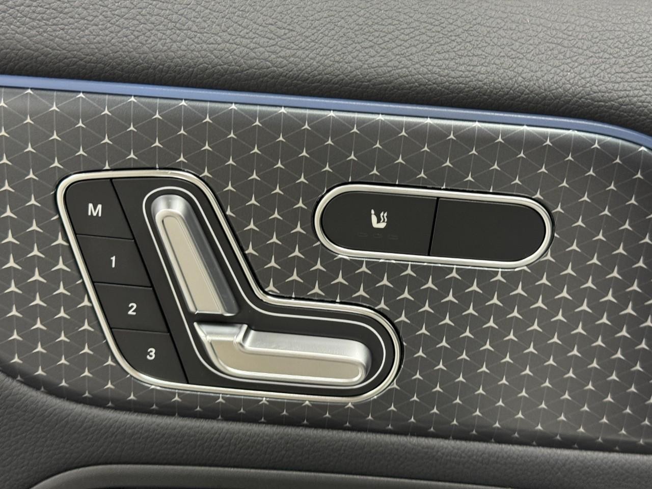 Mercedes-Benz GLA Vehicle Full-screen Gallery Image 24