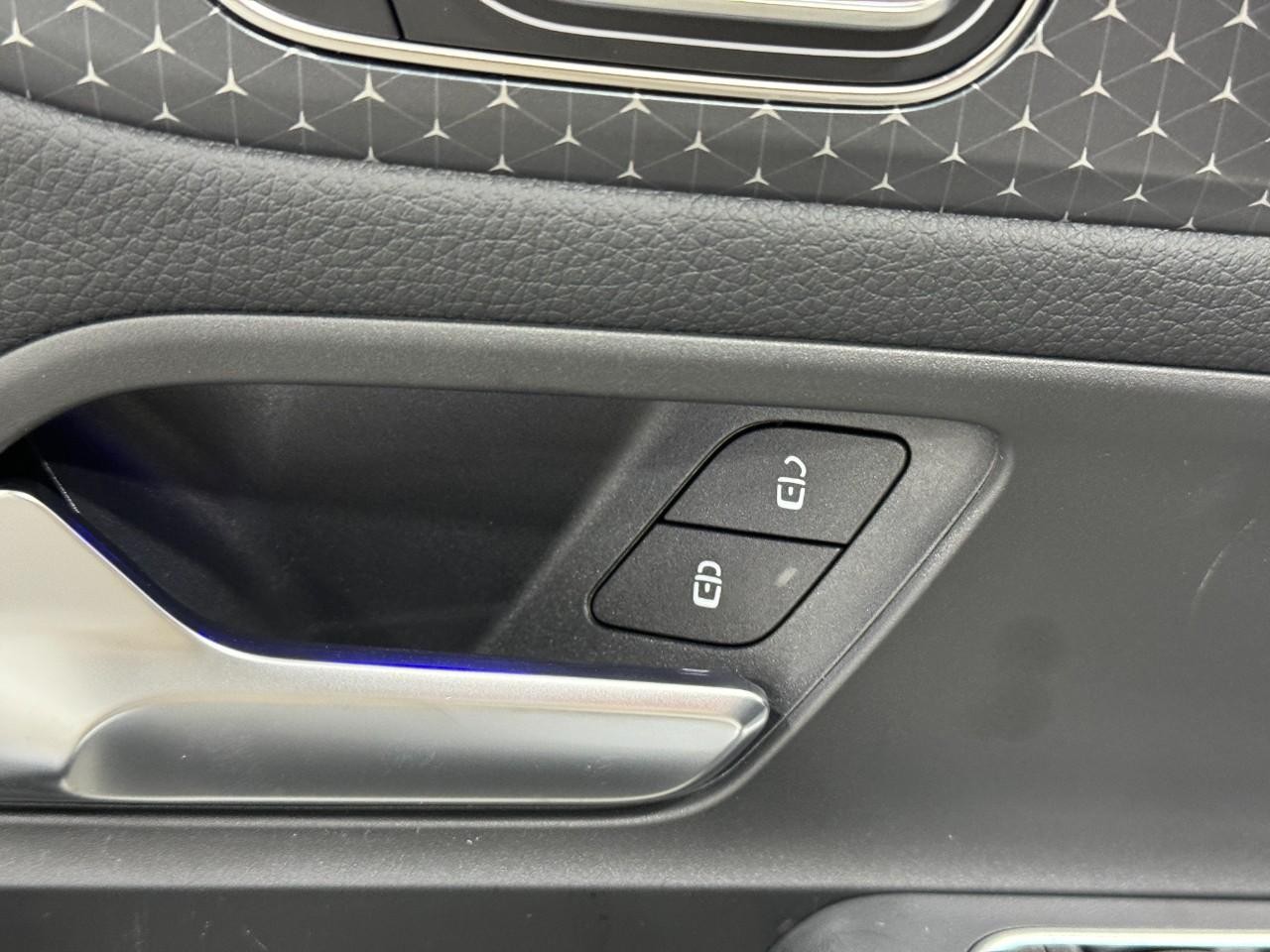 Mercedes-Benz GLA Vehicle Full-screen Gallery Image 25