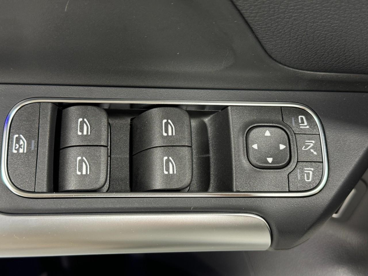 Mercedes-Benz GLA Vehicle Full-screen Gallery Image 26