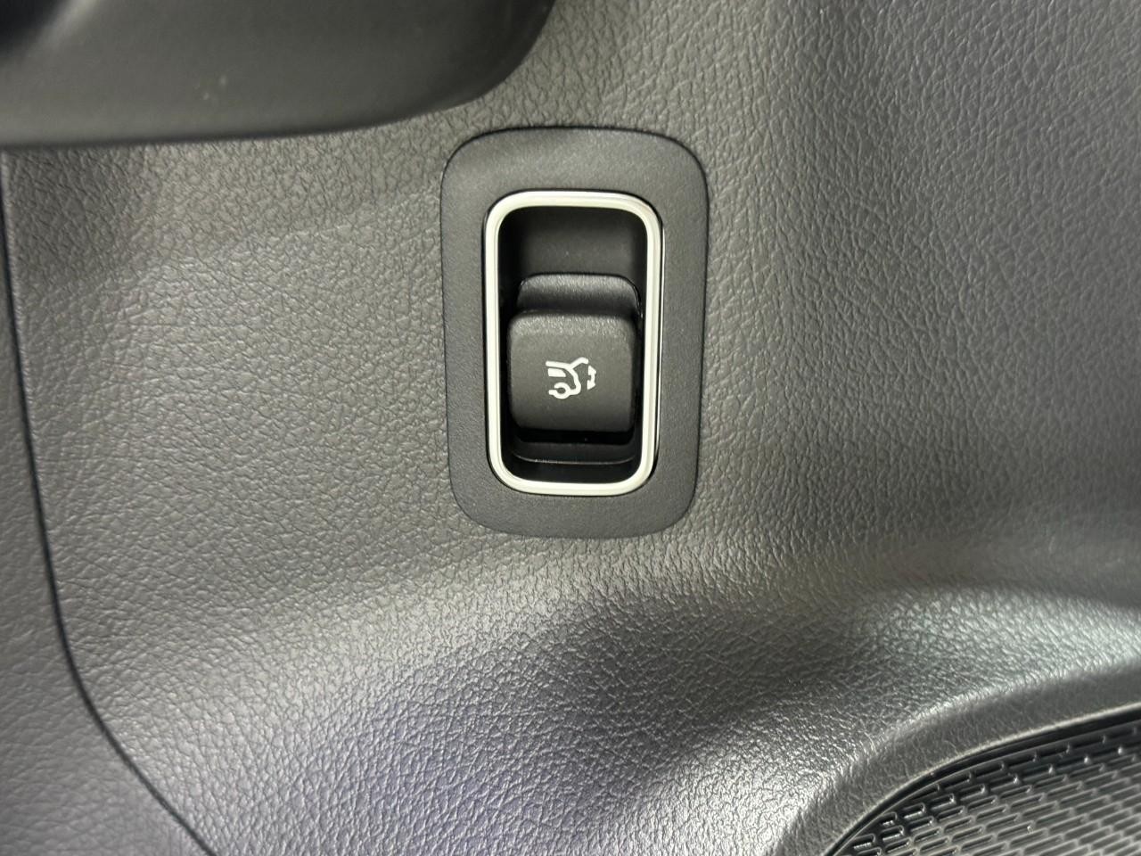 Mercedes-Benz GLA Vehicle Full-screen Gallery Image 27