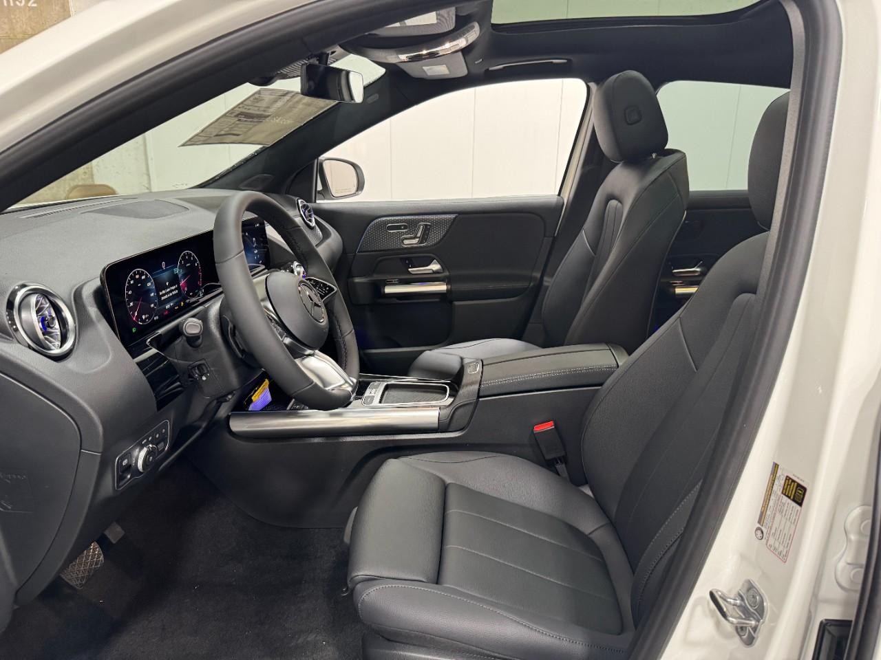 Mercedes-Benz GLA Vehicle Full-screen Gallery Image 28