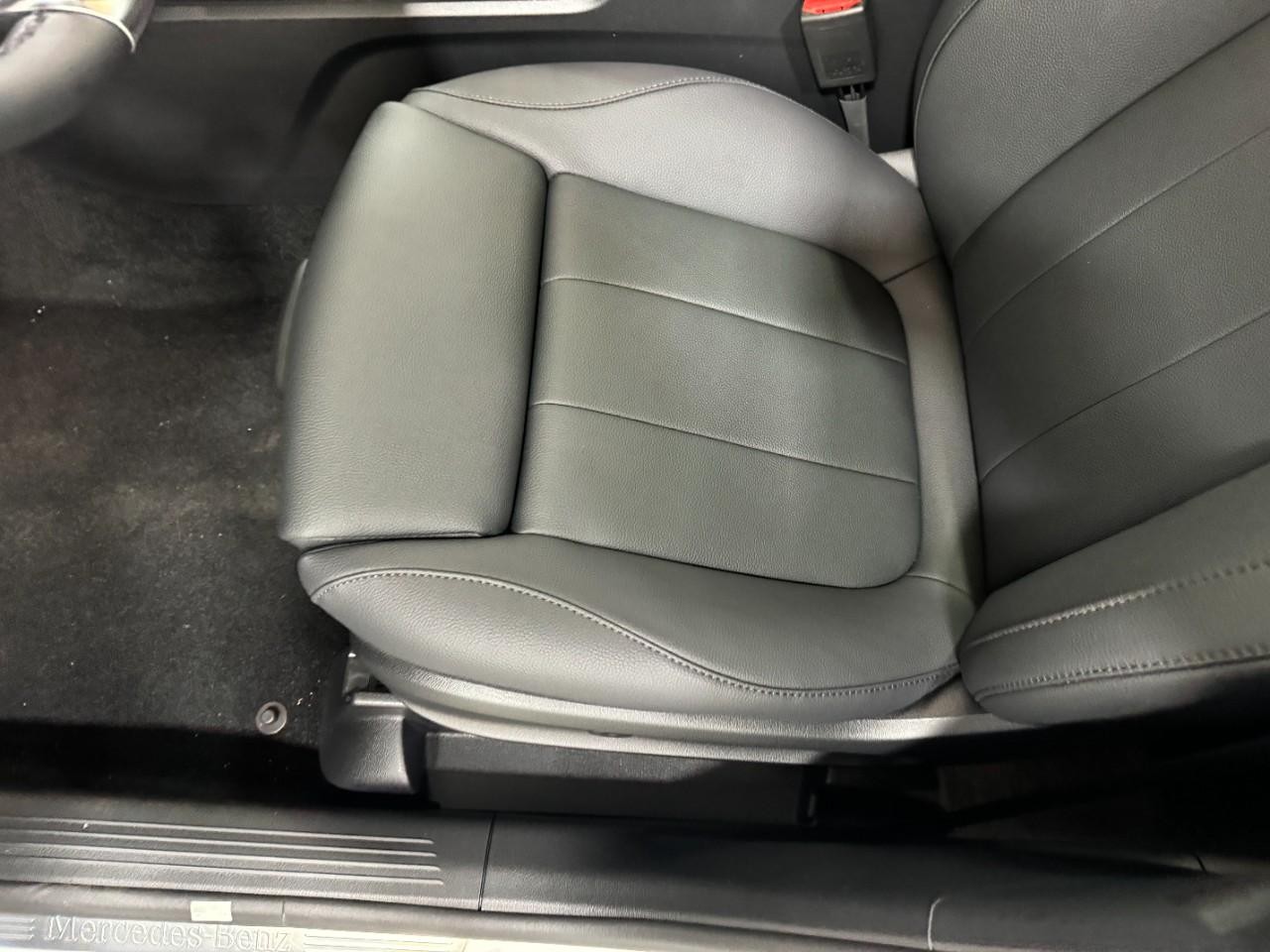 Mercedes-Benz GLA Vehicle Full-screen Gallery Image 29