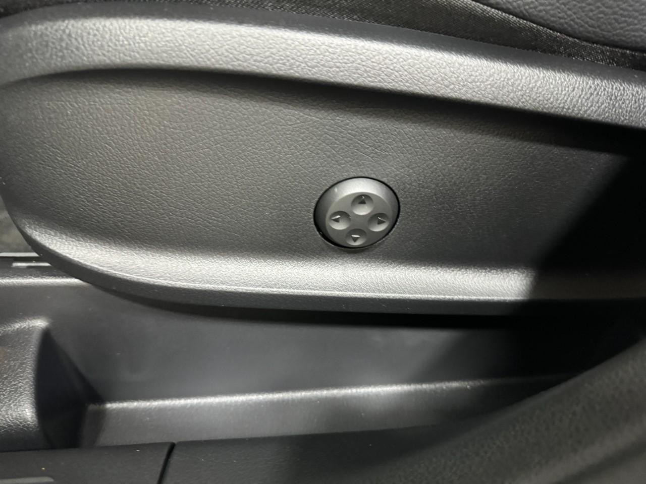 Mercedes-Benz GLA Vehicle Full-screen Gallery Image 30