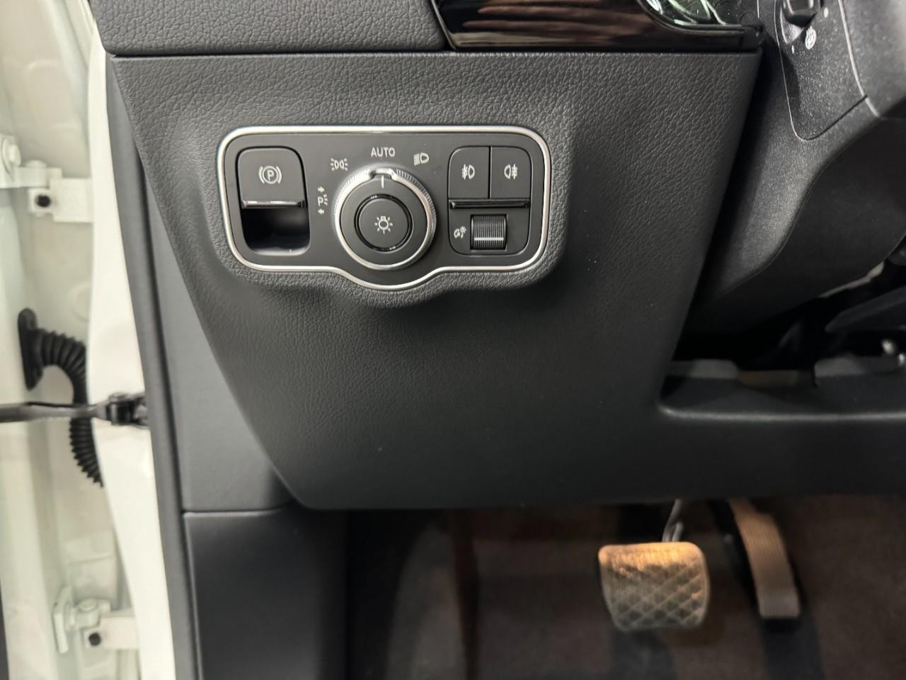 Mercedes-Benz GLA Vehicle Full-screen Gallery Image 31