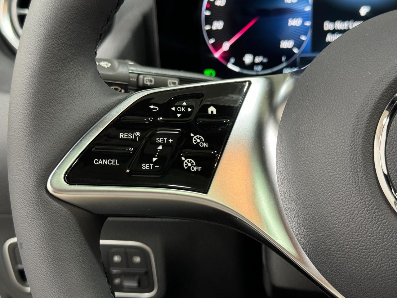 Mercedes-Benz GLA Vehicle Full-screen Gallery Image 32