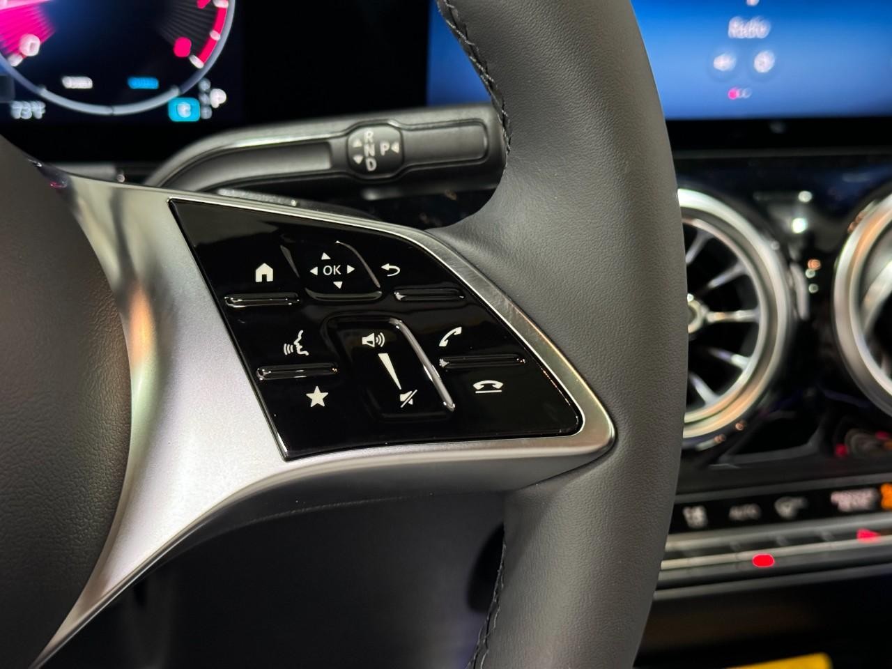 Mercedes-Benz GLA Vehicle Full-screen Gallery Image 33