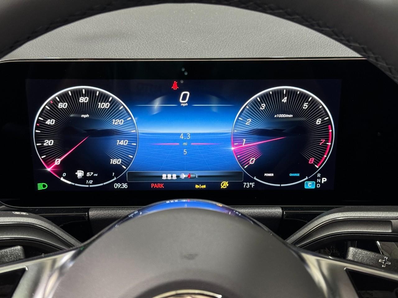 Mercedes-Benz GLA Vehicle Full-screen Gallery Image 34