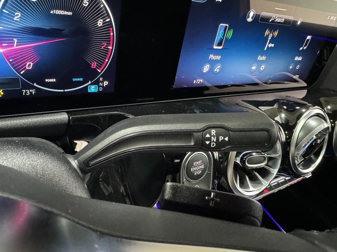 Mercedes-Benz GLA Vehicle Full-screen Gallery Image 35